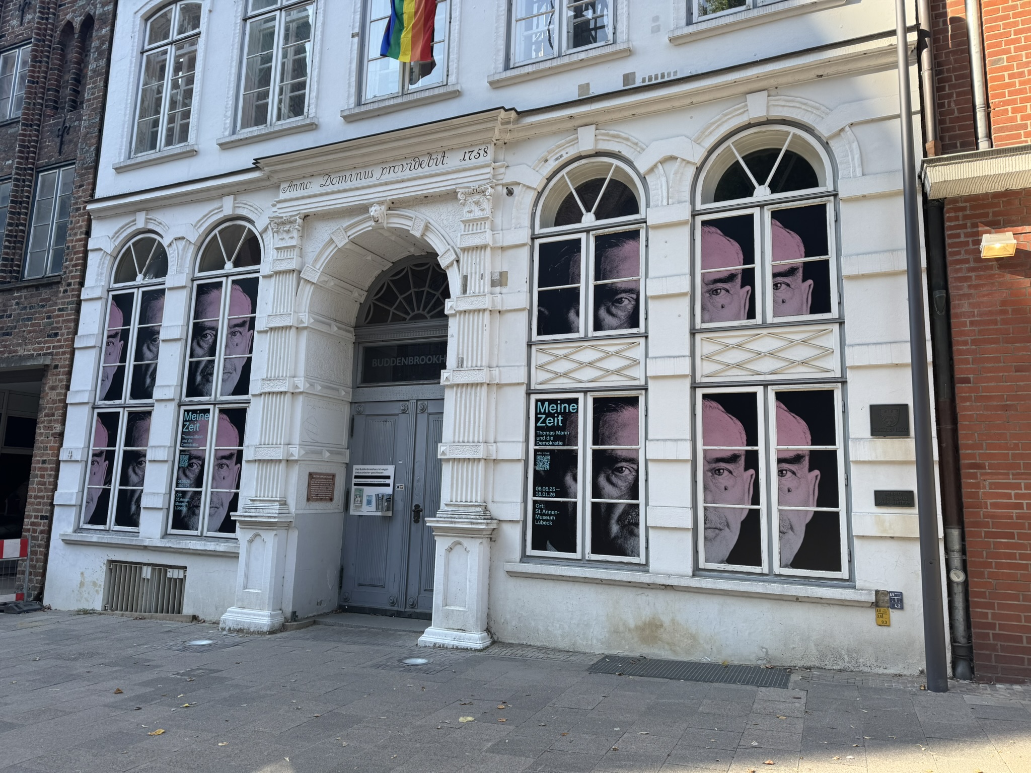 Ein weißes Altstadthaus. Ehemaliger Wohnsitz des Lübecker Kaufmanns "Thomas Mann".