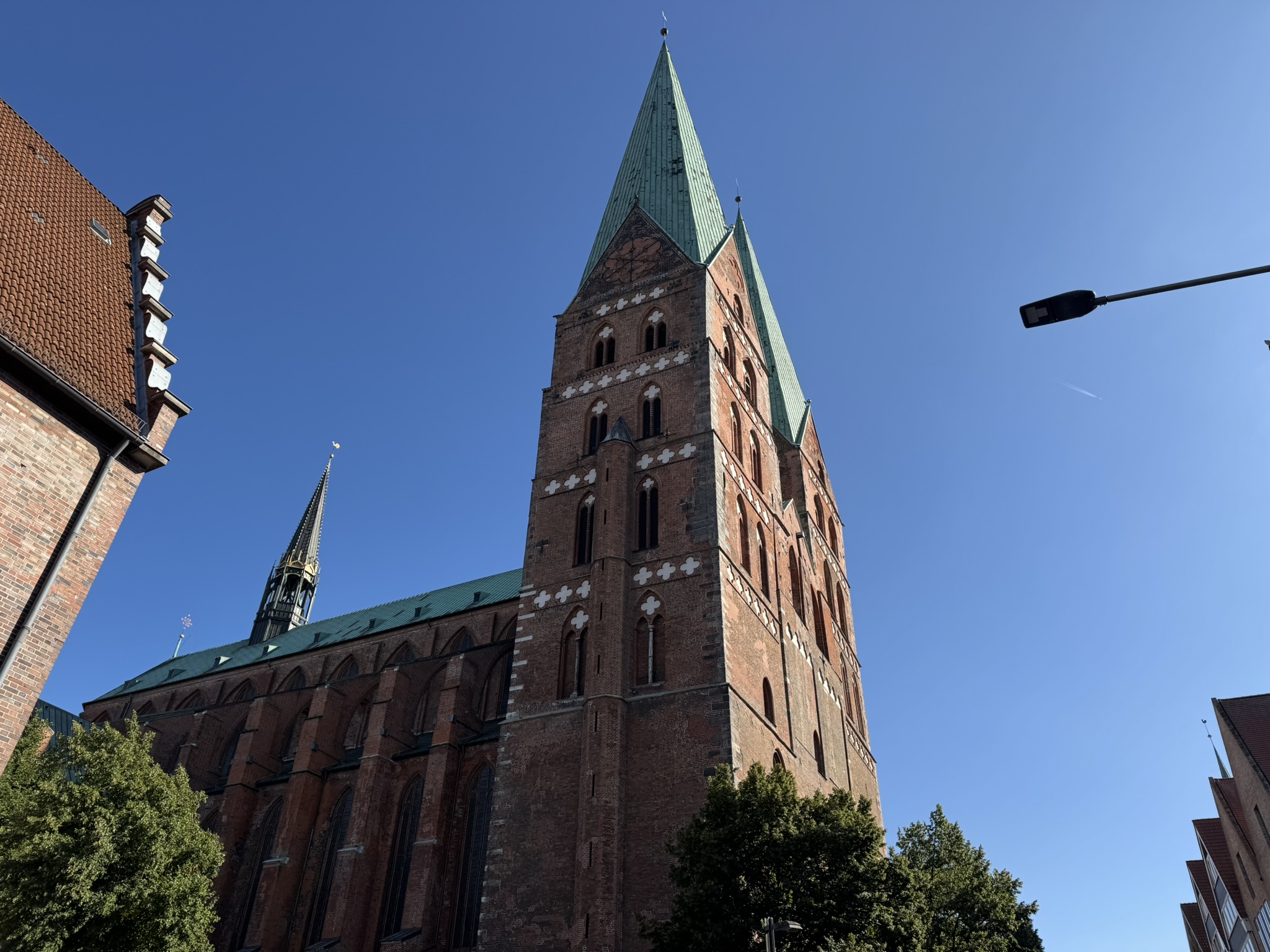 Dieses Bild zeigt eine Backsteinkirche mit Schieferdach.