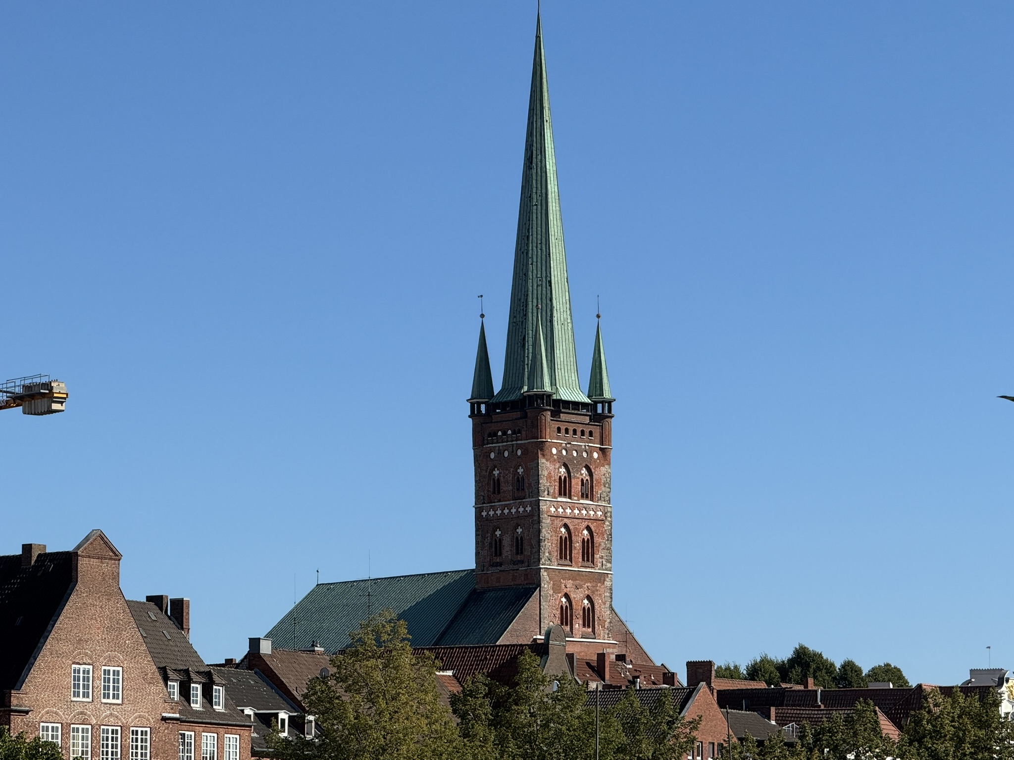 Dieses Bild zeigt eine Backsteinkirche mit Schieferdach.
