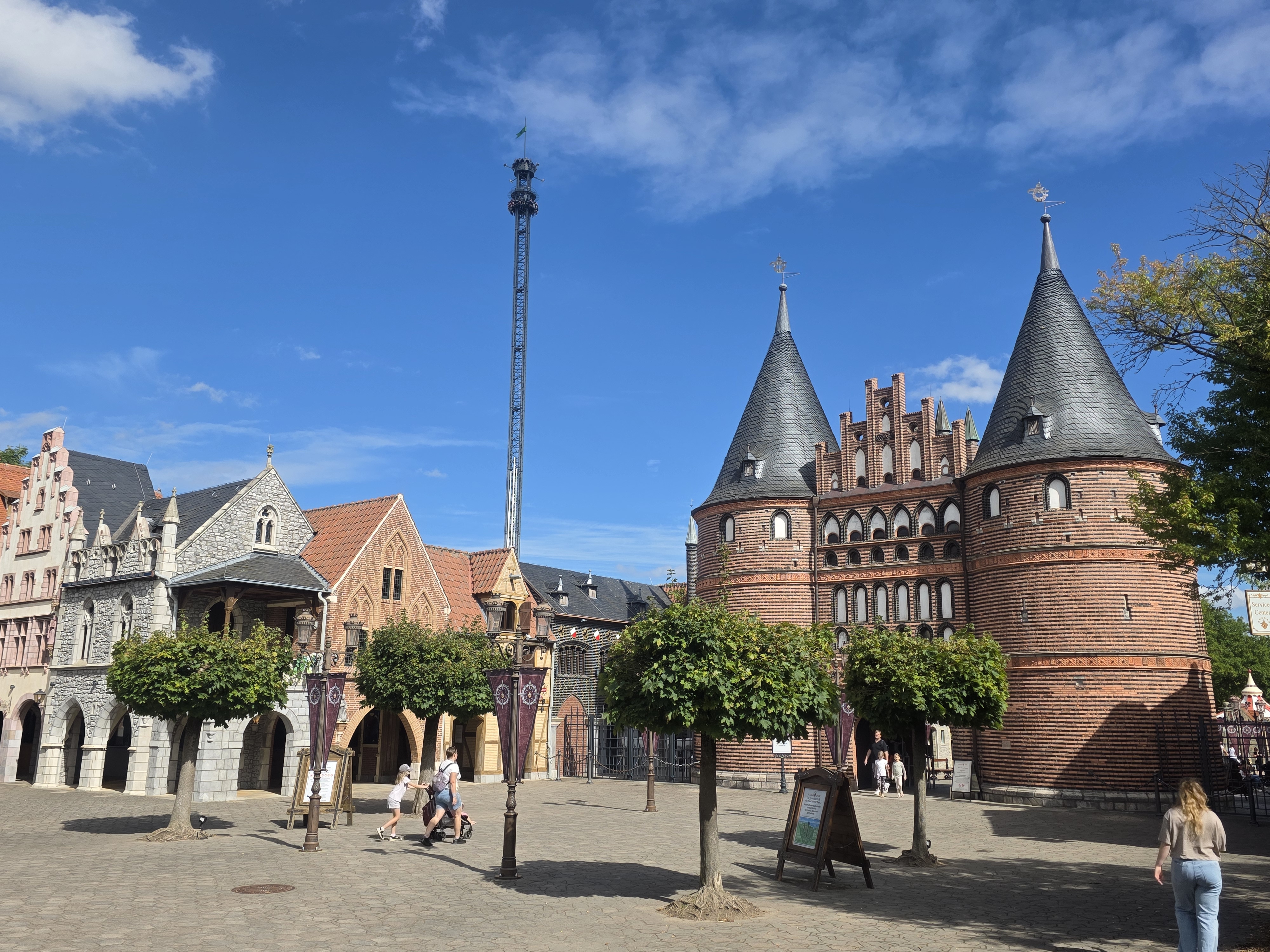 Der Eingangsbereich des Freizeitparks "Hansa-Park". Im Fokus ist ein verkleinerter Nachbau des Holstentors aus Lübeck.